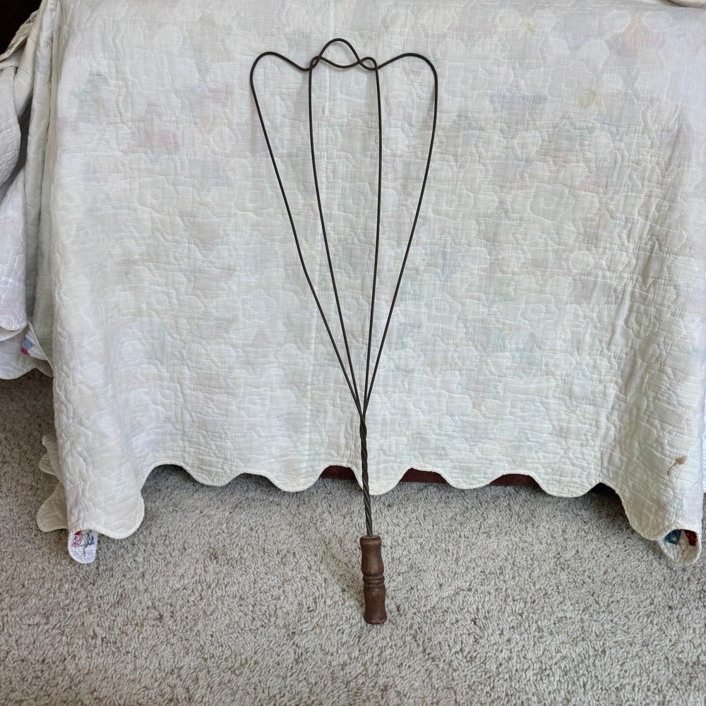 Antique Wire Rug Beater Heart Shape Primitive Wood Handle 28 Inch Rustic Decor